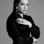 Mary Mouser Instagram - And it was all yello— wait... I mean gray. It was all grayyyyyy 🎶 one of my favorite things about @cobrakaiseries is that it shows so many shades of gray, I love the push and pull of seeing everyone have their good and bad moments. I think every character has the potential to be someone’s hero and someone’s villain. What do you think? Check out me chatting about this and more of me in my @abookof feature 🖤 Photographer: @raenbadua Stylist: @styledbybleu Make up: @robertti Hair: @yasulina