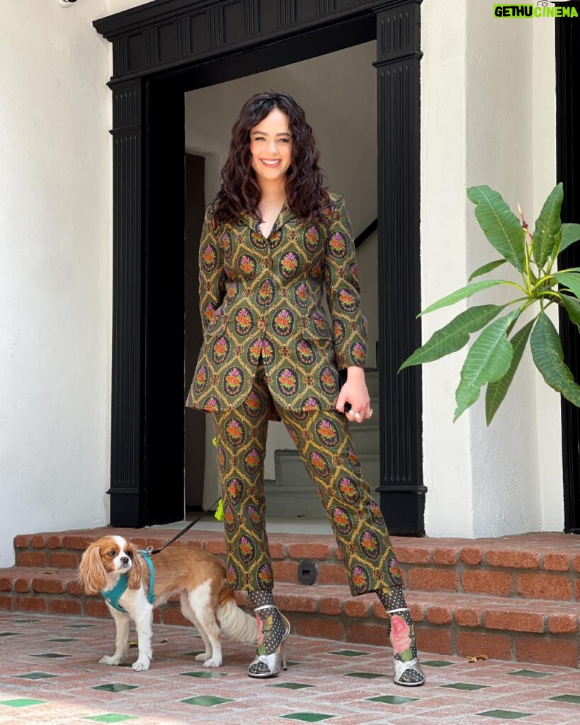 Mary Mouser Instagram - ❤‍🔥🌹❤‍🔥 stylist: @laura_sophie_cox hair: @michaelduenas make up: @courthart1 thanks for making me feel like an absolute rockstar 💚 suit: @gucci shoes: @gucci tights: @richardquinn jewels: @thisisstateproperty & @cathywaterman