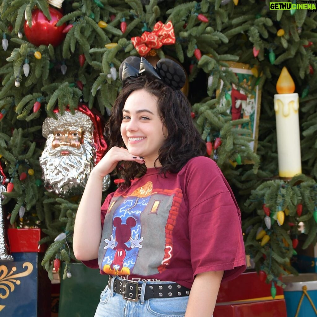 Mary Mouser Instagram - magical holiday adventures at my favorite place with some of my favorite people ✨ Thank you @disneyland & @disneyparks for a spectacular kick off to the holiday season ❤️ #DisneylandHolidays #DisneylandChristmas