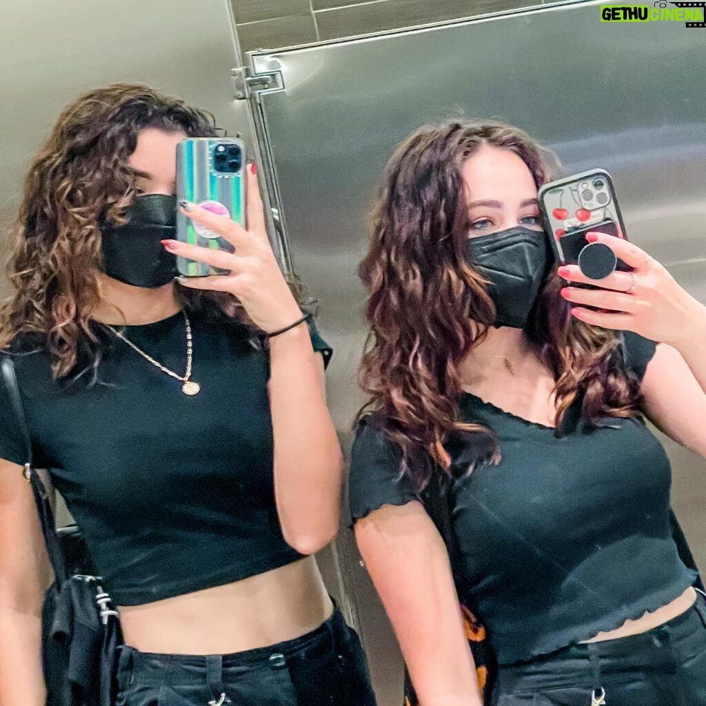 Mary Mouser Instagram - did someone say laser tag? 🖤✨ i 🖤 my twinnem.