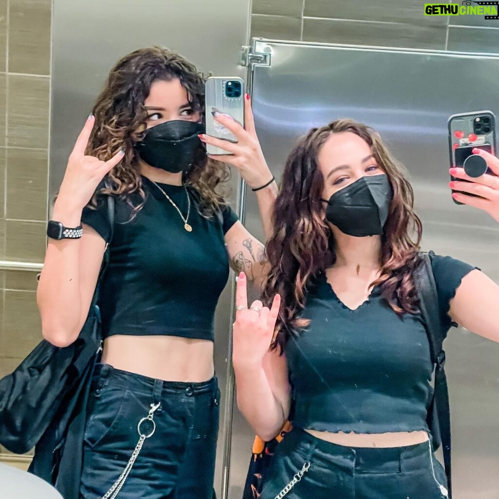 Mary Mouser Instagram - did someone say laser tag? 🖤✨ i 🖤 my twinnem.