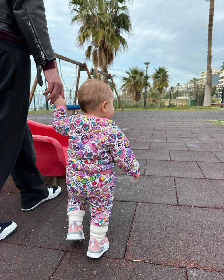 Mary Synatsaki Instagram - Εγώ που σκεφτόμουν ότι θα ήταν πολύ σικάτο να ντύνω με εκρού και μονόχρωμα το παιδί μου… εν τω μεταξύ η γκαρνταρόμπα της Ολιβιας 🌈