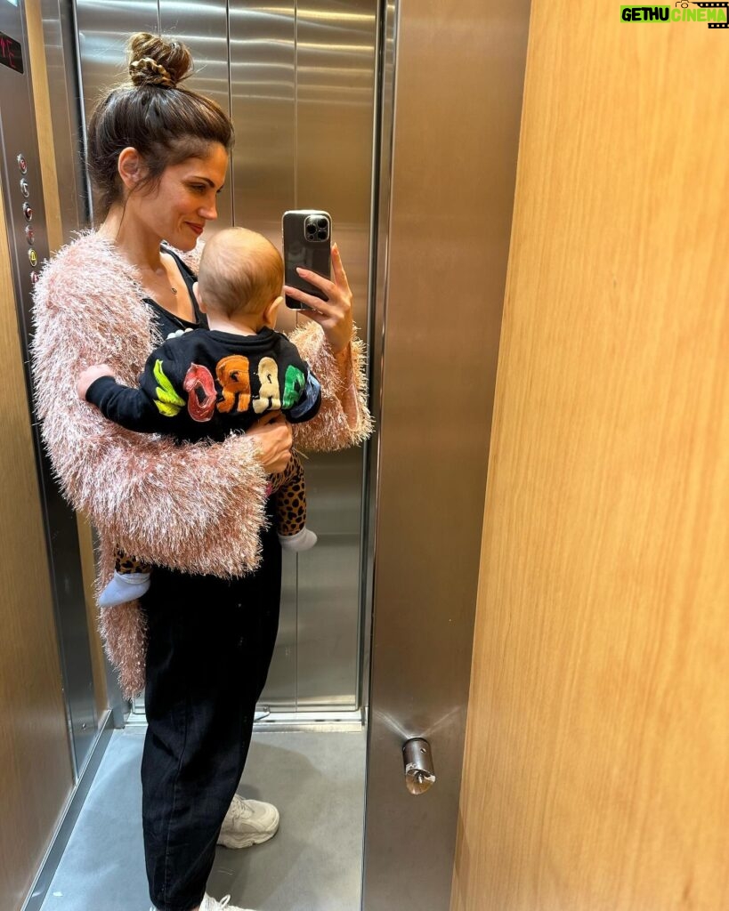 Mary Synatsaki Instagram - Εγώ που σκεφτόμουν ότι θα ήταν πολύ σικάτο να ντύνω με εκρού και μονόχρωμα το παιδί μου… εν τω μεταξύ η γκαρνταρόμπα της Ολιβιας 🌈