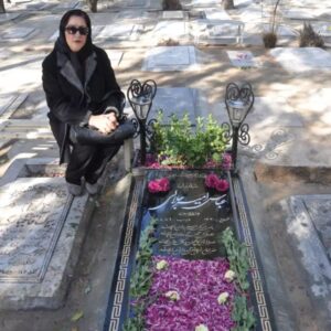 Maryam Amirjalali Instagram - برادرم سالگردرفتنت‌برای من دردی بود‌فراموش نشدنی منوببخش بخاطردیرکردحال خوبی نداشتم توراهنوردرکنارخاطرات بچگیمونفراموش نگردم خوشابحالت که راحت اسمانی شدی واین روزهای درد وغموندیدی روحت شاد ویادت همیشه گرامی 🖤