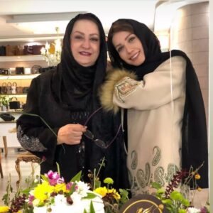 Maryam Amirjalali Instagram - بعضی‌اوقات ادم‌دلش‌‌برای ادمهای بامعرفت‌تنگ میشه‌
درکنارشهرزادکمال‌زاده عزیر💙