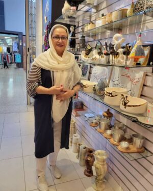 Maryam Amirjalali Instagram - تقدیم به اونائیکه‌ ندارمشون
میان تمام‌نداشته‌‌ هادوستتون دارم ....
شانس دیدنتان راهرروزندارم
ولی‌دوستتان‌دارم ....
وقتی دلم‌هوایتان رامیکند
حق شنیدن صدایتان راندارم
ولی دوستون‌ دارم....
وقتائیکه‌ روحم‌ دردمیکند‌میشکندشانه هایتان رابرای‌گریستن‌ندارم‌ولی
دوستون دارم‌.....
وقتی دلتنیگهایم برای ارام شدن ندارم ولی‌دوستون‌دارم......
اری همه وجودمنین‌ ولی هیچ جای‌زندگیم شماروندارم
ومیان‌تمام‌ نداشته هایم بازهم باتمام‌وجود دوستتان دارم‌ ......
۶خرداد۱۴۰۲ تورنتو💙
..