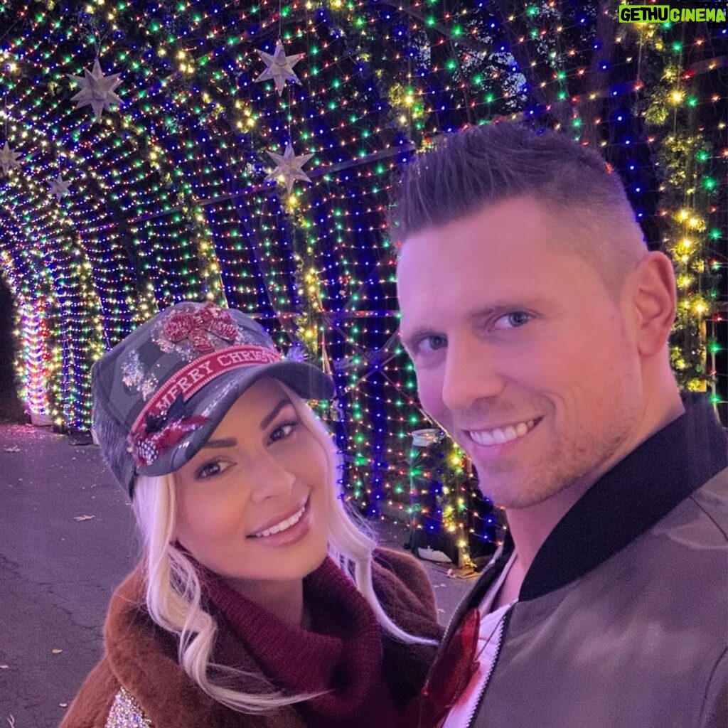 Maryse Mizanin Instagram - 🎄🎄🎄 @holidayroad 🎄🎄🎄