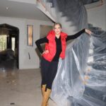 Maryse Mizanin Instagram - Trying to not break a nail!!!! 💅🏻 #ManorMarmiz #renovation #realestate