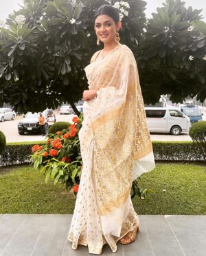 Masuma Rahman Nabila Instagram - want to make the heads turn? Wear a saree!
#sareelove