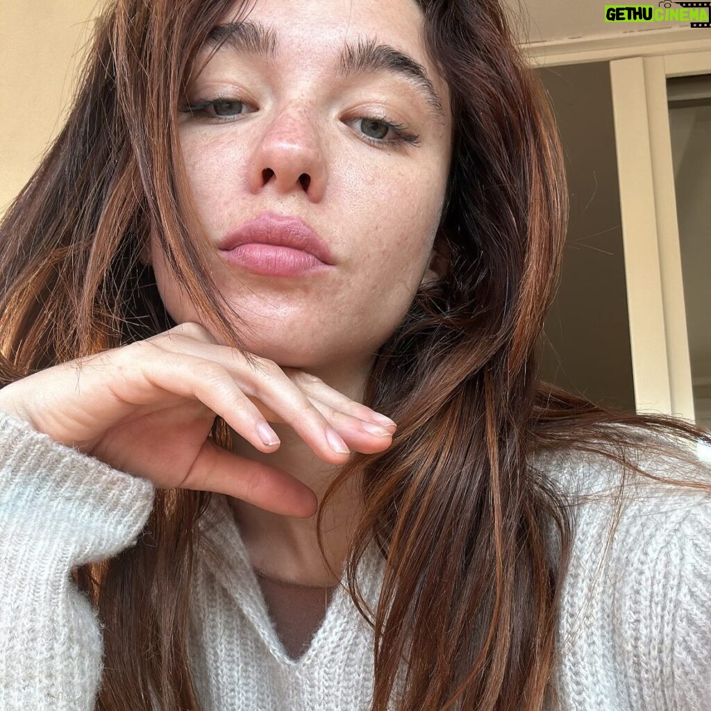 Matilda De Angelis Instagram - Tre giorni in pigiama però il rossetto si