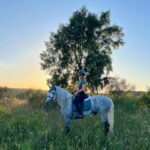Matilde Gioli Instagram - Respiro la nebbia, penso a te. Quanto verde tutto intorno e ancor più in là. Sembra quasi un mare, l’erba. E leggero il mio pensiero vola e va. Nada and me in @equestro