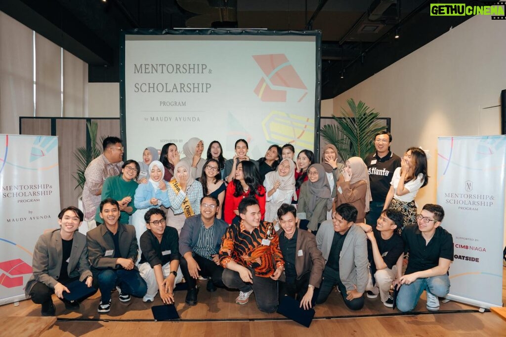 Maudy Ayunda Instagram - Mentorship & Scholarship Program Cohort II @maudyayundafoundation The workshop last weekend marks the end of our 10 sessions together, online and offline. It’s been quite the journey: from thousands of applicants to 32 mentees that now feel like family. I appreciate each of you for showing up energetic to each session, despite being based all over the world and having to deal with time differences! Know that each session energize and inspire me. A big shoutout to our speakers @ranggahusnaprawira @afutami and Mas Dana from @cimb_niaga for sharing your respective career journeys in our workshop last weekend. It was so refreshingly vulnerable and insightful. And thank you to @cimb_niaga for being our main donor and supporting the sustainability of this program. ❤
