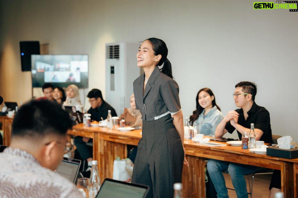 Maudy Ayunda Instagram - Mentorship & Scholarship Program Cohort II @maudyayundafoundation The workshop last weekend marks the end of our 10 sessions together, online and offline. It’s been quite the journey: from thousands of applicants to 32 mentees that now feel like family. I appreciate each of you for showing up energetic to each session, despite being based all over the world and having to deal with time differences! Know that each session energize and inspire me. A big shoutout to our speakers @ranggahusnaprawira @afutami and Mas Dana from @cimb_niaga for sharing your respective career journeys in our workshop last weekend. It was so refreshingly vulnerable and insightful. And thank you to @cimb_niaga for being our main donor and supporting the sustainability of this program. ❤