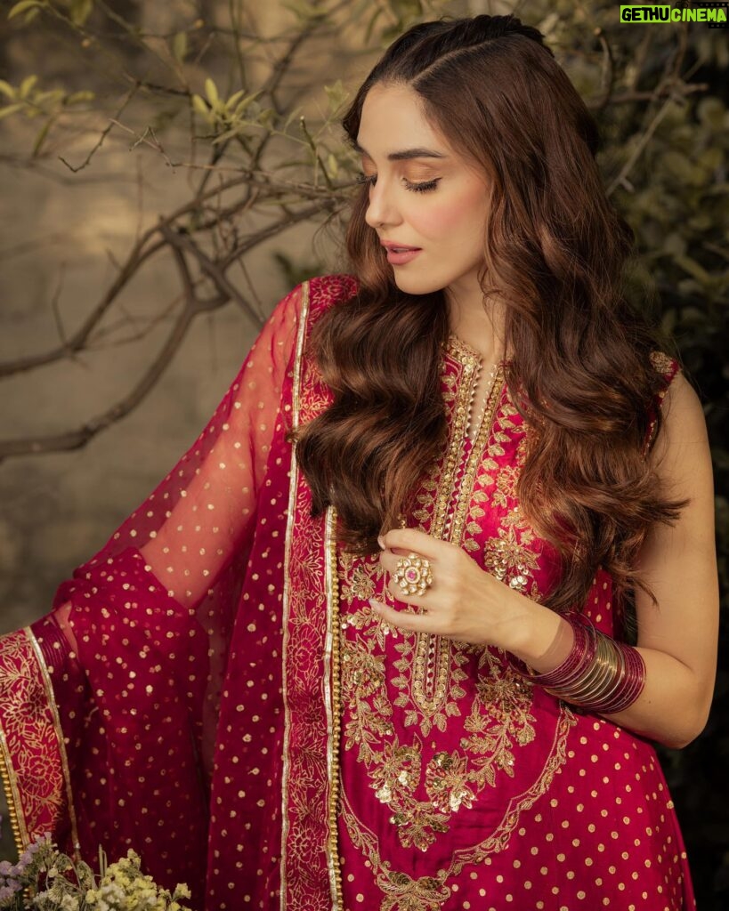 Maya Ali Instagram - #EidDay2 🌹🌹 @mayapretofficial @jewelry.line @ayanamir.thestylist @bilalsaeedphotography @partyperfectionsbyrk