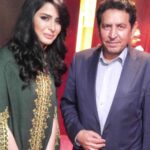 Mays Anber Instagram - الى رحمة الله #كريم_العراقي خبر محزن والله يصبر عائلته على فراقه… ‏لَا اليَأسُ ثَوبِي وَلَا الأحزانُ تَكسِرُنِي جُرحي عَنِيدٌ بِلَسعِ النَّارِ يَلتَئِمُ اشرَب دُمُوعَكَ وَاجرَع مُرَّهَا عَسَلًا يَغزُو الشُّمُوعَ حَرِيقٌ وَهِيَ تَبتَسِمُ وَالجِم هُمُومَكَ وَاسرِج ظَهرَهَا…