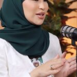 Mays Anber Instagram - لماذا يجب الذهاب إلى الأطباء فقط، لحقن البوتوكس والفيلر ؟ اسمعوا رأي الدكتورة صبا المريوش أخصائية الجراحة التجميلية .. وشاركونا آرائكم وتجاربكم عن وجود الحاقنات بمراكز التجميل بالعراق .. تابعوا الحلقة كاملة على قناتنا باليوتيوب الرابط في البايو .. @drsabaalmarush ‎‏@maysanber ‎‏@alhadithy_ibrahim ‎‏@shahadsallam ‎‏@rabdigital_uae ‎‏@almajeed97 ‎‏ali_karsli ‎ ‏#salfa_cast ‏‎#ميس_عنبر #سالفة_كاست #العراق #سالفة_cast ‏#podcast #iraq #baghdad #بودكاست