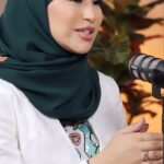 Mays Anber Instagram - كيف هي تجاربكم مع مراكز التجميل بالعراق ؟ وهل عانيتم من المراكز غير المرخصة والأطباء الوهميين؟؟ كتبولنا بالتعليقات.. واسمعوا رأي الدكتورة صبا المريوش أخصائية الجراحة التجميلية .. تابعوا الحلقة كاملة على قناتنا باليوتيوب الرابط في البايو .. @drsabaalmarush ‎‏@maysanber ‎‏@alhadithy_ibrahim ‎‏@shahadsallam ‎‏@rabdigital_uae ‎‏@almajeed97 ‎‏ali_karsli ‎ ‏#salfa_cast ‏‎#ميس_عنبر #سالفة_كاست #العراق #سالفة_cast ‏#podcast #iraq #baghdad #بودكاست