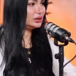 Mays Anber Instagram - الحلقة السادسة من سالفة كاست الآن على اليوتيوب .. ضيفة الحلقة مس زينة رشيد مديرة إحدى المدارس الخاصة بالعراق .. لماذا يفضل الأهالي اليوم التعليم الخاص أكثر من الحكومي؟؟ وهل التعليم الحكومي يواكب متطلبات العصر ؟؟ عن كل شيء يخص التعليم بالعراق، والمناهج التعليمة، وأنواع المدارس الخاصة جانت سوالفنا .. @rasheed_zina ‏ @salfa_cast ‏Director: @alhadithy_ibrahim ‏Content: @shahadsallam ‏production: @rabdigital_uae ‏Post production: @almajeed97 ‏@ali_karsli2 & #salfa_cast ‏‎#ميس_عنبر #سالفة_كاست #العراق #سالفة_cast ‏#podcast #iraq #baghdad #بودكاست