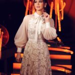 Mays Anber Instagram - يسعدلي مساكم ❤️اكتبولي شنو الشي الي متخيلتو نفسكم ممكن تجتازو ابدا ومع مرور الوقت اكتشفو العكس الفستان من المصمم اللبناني العالمي كاميل شمعون @camillechamouncouture @iraqidol @mbciraqtv الفريق اللي اهتم باطلالتي الليلة Image consultant @eliomoussallem Hair by @georgesmattarofficial Makeup by @paulconstantinian Management @rana_mehranian Photographer @charbelnounphotography