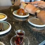 Mays Anber Instagram - دعوة غداء كلشش مختلفة جانت مع السفير البريطاني المعين في العراق السيد ستيفن هيتشن في مطعم الشيف شاهين (يابا) @britishembassybaghdad @yaba.rest @chef.shaheen