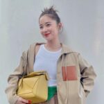 Mayu Hotta Instagram - ・ カジュアルやクラシカルな場所にも 使えるLOEWE PUZZLE SMALL BAG🧩 荷物も沢山入るし夏らしいビビットなカラーで お気に入りです💛 #LOEWE #LOEWEPuzzle #ThanksLoewe