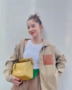 Mayu Hotta Instagram - ・ カジュアルやクラシカルな場所にも 使えるLOEWE PUZZLE SMALL BAG🧩 荷物も沢山入るし夏らしいビビットなカラーで お気に入りです💛 #LOEWE #LOEWEPuzzle #ThanksLoewe