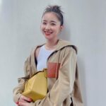 Mayu Hotta Instagram - ・ カジュアルやクラシカルな場所にも 使えるLOEWE PUZZLE SMALL BAG🧩 荷物も沢山入るし夏らしいビビットなカラーで お気に入りです💛 #LOEWE #LOEWEPuzzle #ThanksLoewe