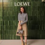 Mayu Hotta Instagram - ・ 🌳CASA LOEWE Omotesando🌳 日本展開50周年を祝して、 京都の陶芸制作ユニット「スナ・フジタ」と LOEWEのコラボ商品ががたくさんありました。 可愛くて優しいタッチの世界観を ずっと見つめていたくなりました。 アイテムやお洋服はもちろんですが 店内の数多くのアート作品は、 美術館のようです。 皆様もぜひ足を運んでみてね🌼 #LOEWE #LOEWEOmotesando #ThanksLoewe