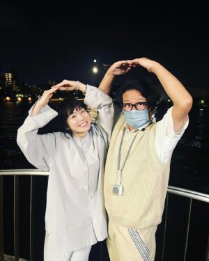 Mayu Matsuoka Instagram - ザテレビジョンドラマアカデミー賞

「初恋の悪魔」
摘木星砂さんで
助演女優賞をいただきました。

スタッフさん一人一人の顔が
浮かびます
みんな元気かな？

キャストのみなさんと
ガハガハ笑って過ごした日々
みんな元気かなー

見守ってくれて
一緒に駆け抜けてくれた視聴者のみなさま

投票してくれたみなさま

心からありがとうございます。
また会える日まで🐯🐍

#初恋の悪魔

#林遣都 #仲野太賀
#柄本佑

#坂元裕二　さん

#水田伸生　監督
#塚本連平　監督
#鈴木勇馬　監督

#次屋尚　プロデューサー

#と、みんな😊

#写真は満月ロードが出来た日に水田監督と