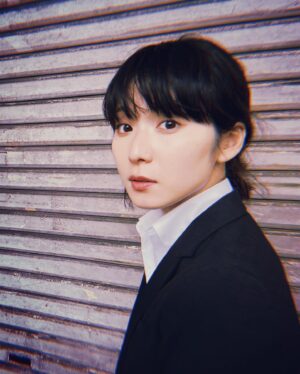 Mayu Matsuoka Instagram - こんにちは😊.

本日は
「初恋の悪魔」第6話
日本テレビ系にて22時から放送です。

#満島ひかり　さん
実は子役の時にご一緒させていただいたことがあって、
それを覚えててくださりました。
嬉しかった。

そして
心の底にある核を握ってくださった。
比喩表現に間違いありませんが
このままの時間でした。
眩しかった。

今日の写真は
手前から蛇ちゃん、
次が悠日と虎ちゃんです。