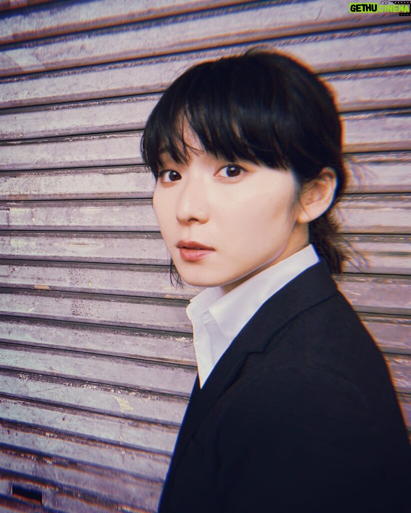 Mayu Matsuoka Instagram - こんにちは😊. 本日は 「初恋の悪魔」第6話 日本テレビ系にて22時から放送です。 #満島ひかり　さん 実は子役の時にご一緒させていただいたことがあって、 それを覚えててくださりました。 嬉しかった。 そして 心の底にある核を握ってくださった。 比喩表現に間違いありませんが このままの時間でした。 眩しかった。 今日の写真は 手前から蛇ちゃん、 次が悠日と虎ちゃんです。