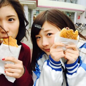 Mayu Matsuoka Instagram - 大好きなしゃいり#伊藤沙莉
とのポッドキャストが始まります🫶

#お互いさまっす

みなさまの投稿をお待ちしてます
投稿は
公式TwitterへのDM
公式メールアドレスへのメール
#さまっす　をつけてTwitterに投稿

どれでも大丈夫です🙆‍♀️
インスタでTwitterのことお願いするのも変な話なのだけど

詳しくは公式Twitter
リンクはストーリーに貼るね

#月1沙莉に会える
#この写真はもう7年くらい前か？