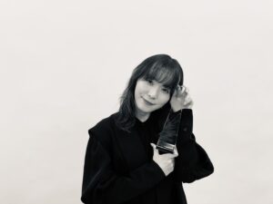 Mayu Matsuoka Instagram - ザテレビジョンドラマアカデミー賞にて
主演女優賞をいただきました。

「最高の教師」から
芦田愛菜さんも！🎊

スタッフ、キャスト
みんなで突き詰めた日々が
こういった形でお祝いいただき
心から嬉しいです。
ありがとうございます。

「最高の教師」は
ディレクターズカット版が
Huluにて配信されています。

放送にはないシーンも
盛り込まれており
テレビ放送でご覧いただいた方も
新しい視点で楽しんでいただけると思います。

#最高の教師