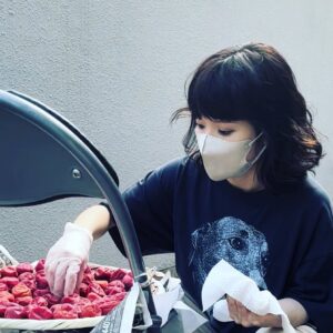 Mayu Matsuoka Instagram - 「初恋の悪魔」
日本テレビ系にて
第5話
本日22時から放送です。

#初恋の悪魔

#これはとても良く晴れた日のスタジオ
#あんまり晴れてるから今年の
#梅仕事
#持ってきて外で干させてもらいました

台風の状況が目まぐるしく変わりますね。
情報をチェックしてどうか安全に過ごされてください。