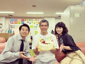 Mayu Matsuoka Instagram - お誕生日おめでとうございます！🎂

#伊藤英明　さん
#先日現場のみんなでお祝いをさせて頂きました
#太賀は用意したプレゼントを当日忘れました
#後日渡せたのかなぁ

#初恋の悪魔