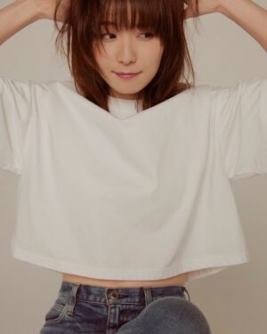 Mayu Matsuoka Instagram - はじめての本を出すことになりました🎂！

タイトルは「ほんまつ」です。

大好きな、大切な方たちに
たくさんご協力をいただいて
幸福な本ができました。

表紙は太賀が撮ってくれたもの。
2人で歩いた1日の写真が
中ページに📕
#仲野太賀

2枚目はファッションページから
包まれたりかぶせたり
おかしみのあるページになりました
#尾身沙紀　さんの撮影♡

本の中身については
またちょこちょこ
お話しさせてください

イベントやグッズも準備中なので
この秋冬はみなさまに感謝を伝える機会が多そうで、うれしい！

予約特典のついた先行予約が
Amazonにて始まってます。
ぜひ見てみてください🌼

#ほんまつ
#扶桑社　さんから！
