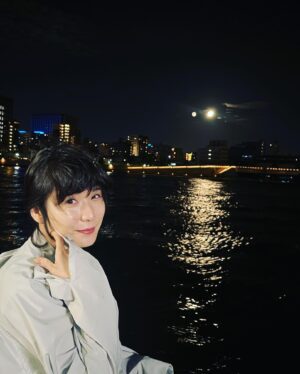 Mayu Matsuoka Instagram - ザテレビジョンドラマアカデミー賞

「初恋の悪魔」
摘木星砂さんで
助演女優賞をいただきました。

スタッフさん一人一人の顔が
浮かびます
みんな元気かな？

キャストのみなさんと
ガハガハ笑って過ごした日々
みんな元気かなー

見守ってくれて
一緒に駆け抜けてくれた視聴者のみなさま

投票してくれたみなさま

心からありがとうございます。
また会える日まで🐯🐍

#初恋の悪魔

#林遣都 #仲野太賀
#柄本佑

#坂元裕二　さん

#水田伸生　監督
#塚本連平　監督
#鈴木勇馬　監督

#次屋尚　プロデューサー

#と、みんな😊

#写真は満月ロードが出来た日に水田監督と