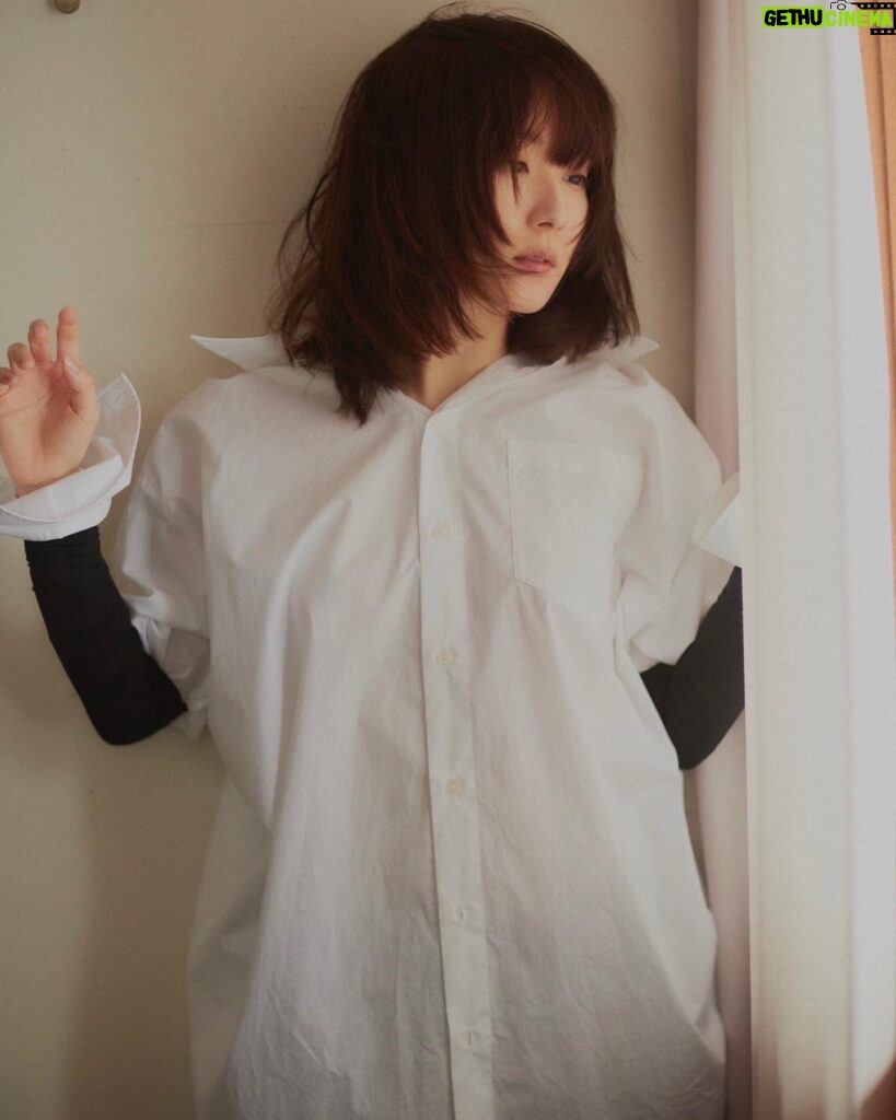 Mayu Matsuoka Instagram - 今日発売の週刊文春 原色美女図鑑に 載せてもらっています 窓の外では雪が降り しっとりじんわり みんなで集中した数時間 見かけたらぜひ😊