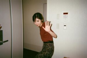Mayu Matsuoka Instagram - 「ほんまつ」
発売日まで1週間をきりましたっ

みなさんの
予約してくださったよ！の声
すごく、すごーく嬉しいです。

重さとか、薄さとか手触りとか
まだわからないのに
手元に置こうと思ってくださって
本当にありがとう

そのご期待に応えられる本が
出来ていると思います！（自信）

書籍内には
こんな感じの
20歳ごろからメイクさんが撮り溜めてくれた
フィルム写真も掲載されてます

この写真がいつの写真か？とか
覚えてないけど
たぶん
いってきます
と言ってるところ。笑

まだまだあるので
また見てください🫶