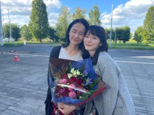 Mayu Matsuoka Instagram - 日本テレビ系
最高の教師
今夜9話です

#吉田羊　さん

#交互に目をとじる私たち
#タイミング