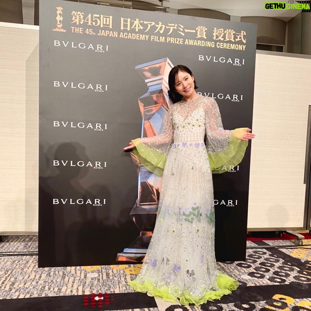 Mayu Matsuoka Instagram - . 第45回日本アカデミー賞に参加させていただきました。 映画を愛し、映画に生きるたくさんの方が集う時間は 眩しくあたたかい時でした。 ありがとうございました。 想いと祈りを込めて。 松岡茉優 #キラキラと魔法をかけてくれたのは #maisonvalentino