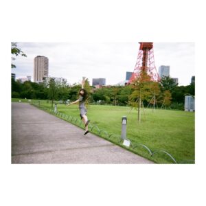Mayu Matsuoka Instagram - 「23階の笑い」

初日開けました。
みなさまに開けてもらいました。

客席のモニターを見ながら
本当に来てくれたんだ、と
噛みしめていました。
感謝で胸がいっぱいです。

感染対策にもご協力頂き
本当にありがとうございます。

まだ初日ですが
もう初日になってしまった。

明日からも1公演ずつ、誠意を込めて！