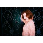 Mayu Matsuoka Instagram - いよいよ 幕が上がる気配がしてきました。 気配もなにも そりゃ幕は上がるでしょ っていうのは今までの話で。 ほんとうにみなさまが 目の前に 目の前で、見てくださるんだと思うと 言葉にならない 時間を合わせて、来てくださる 今はそれだけじゃない 来てくださる だから私もすっごく頑張る 毎日、毎公演 すっごく頑張る 一緒に走ろうと思ってくださって ありがとうございます。 そこは1953年のニューヨーク🗽！ 旅に出ましょう 様々なご都合で 今回はお会いできない皆様へも 心を込めて。