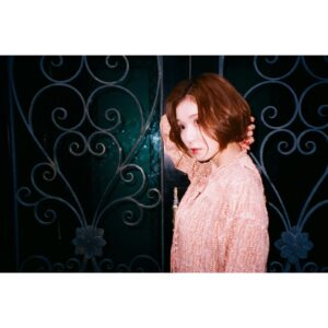 Mayu Matsuoka Instagram - いよいよ

幕が上がる気配がしてきました。
気配もなにも
そりゃ幕は上がるでしょ
っていうのは今までの話で。

ほんとうにみなさまが
目の前に
目の前で、見てくださるんだと思うと
言葉にならない

時間を合わせて、来てくださる
今はそれだけじゃない

来てくださる
だから私もすっごく頑張る
毎日、毎公演
すっごく頑張る

一緒に走ろうと思ってくださって
ありがとうございます。

そこは1953年のニューヨーク🗽！
旅に出ましょう

様々なご都合で
今回はお会いできない皆様へも
心を込めて。