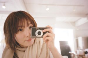 Mayu Matsuoka Instagram - こんばんは🧚‍♀️
今日で28歳になりました。

子供の頃には
もっとこんなイメージだったなあ
っていうのがあるけれど
きっとこれが私のペースなのだと
日々を楽しんでいます

見守ってくださるみなさま
ありがとうございます😊.

28歳の松岡も
どこかでお目にかかれたらうれしいです。