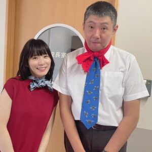 Mayu Matsuoka Instagram - 最高の教師
今夜第4話です

ラグビー日本代表戦中継のため
10:10からです！

#荒川良々　さんと
#暑すぎる撮影対策
#保冷剤が入ってます
#巻き巻き
#じぇじぇ