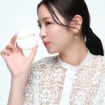 Mayuu Yokota Instagram - 花と水から生まれたウォーターベース フレグランス「ジャドール パルファン ドー」からジャドール ボディ ケア コレクションが4月5日に誕生します🪽 手肌を優しくケアし、みずみずしい手肌へと導くジャドール ハンド クリーム「ジャドール パル ファン ドー」は自然由来で、手肌を柔らかくなめらかに整えます。手元はもちろん、ネイルまで使うことができ、ジャドールの柔らかい花々の香りがやさしく包み込みます🫧 私は一足早くお家で使っていますが、眠るときもジャドールの香りに包まれるので、とても幸せな気持ちで眠りにつけています🛁🫧 @diorbeauty @dior #ジャドール #DiorJoaillerie #SUPPORTEDBYDIOR