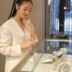 Mayuu Yokota Instagram - 今年で創業100周年を迎えるイタリアのジュエリーブランド Damiani💍🤍 銀座三越 本館1階 ザ・ステージ にポップアップストアがオープンしています 私は先行発売のピンクゴールドのマルゲリータ ネックレスを身につけて遊びに行ってきました！ イタリアのヴァレンツァで今では珍しいひとつひとつハンドメイドされていて、遠くからでも煌めくダイアモンドがとても印象的です🤍🤍🤍 1月24日(水)から2月6日(火)まで期間限定で開催しているので是非遊びに行ってみてね☺︎ @ damianiofficial #Damiani #DamianiMargherita #Handmade #MadeInItaly #PR