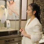 Mayuu Yokota Instagram - 今年で創業100周年を迎えるイタリアのジュエリーブランド Damiani💍🤍 銀座三越 本館1階 ザ・ステージ にポップアップストアがオープンしています 私は先行発売のピンクゴールドのマルゲリータ ネックレスを身につけて遊びに行ってきました！ イタリアのヴァレンツァで今では珍しいひとつひとつハンドメイドされていて、遠くからでも煌めくダイアモンドがとても印象的です🤍🤍🤍 1月24日(水)から2月6日(火)まで期間限定で開催しているので是非遊びに行ってみてね☺︎ @ damianiofficial #Damiani #DamianiMargherita #Handmade #MadeInItaly #PR