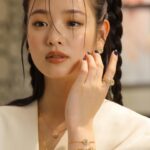 Mayuu Yokota Instagram - 今年で創業100周年を迎えるイタリアのジュエリーブランド Damiani💍🤍 銀座三越 本館1階 ザ・ステージ にポップアップストアがオープンしています 私は先行発売のピンクゴールドのマルゲリータ ネックレスを身につけて遊びに行ってきました！ イタリアのヴァレンツァで今では珍しいひとつひとつハンドメイドされていて、遠くからでも煌めくダイアモンドがとても印象的です🤍🤍🤍 1月24日(水)から2月6日(火)まで期間限定で開催しているので是非遊びに行ってみてね☺︎ @ damianiofficial #Damiani #DamianiMargherita #Handmade #MadeInItaly #PR